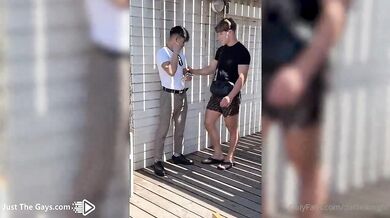 Paga un ragazzo incontrato alla fermata del bus per girare un pornazzo