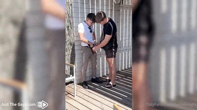 Paga un ragazzo incontrato alla fermata del bus per girare un pornazzo