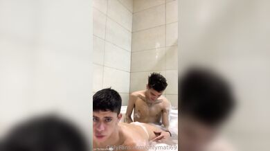 Brunetto gay bareback doloroso nella vasca da bagno