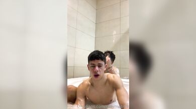 Brunetto gay bareback doloroso nella vasca da bagno