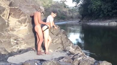 Trombata gay in una caletta i nriva al fgiume