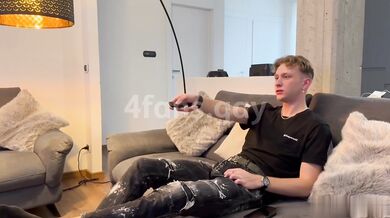 Biondo gay insaziabile di bocca con i cazzi dei suoi amici bisex