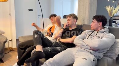 Biondo gay insaziabile di bocca con i cazzi dei suoi amici bisex