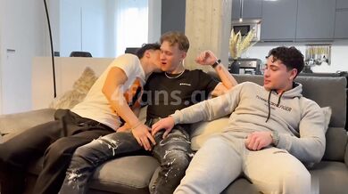 Biondo gay insaziabile di bocca con i cazzi dei suoi amici bisex