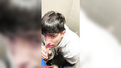 Andrea troia di Pesaro succhia cazzo al bagno pubblico