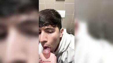 Andrea troia di Pesaro succhia cazzo al bagno pubblico