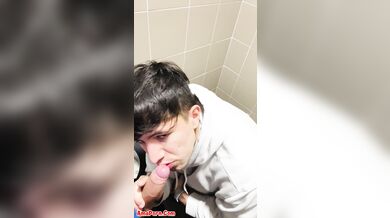 Andrea troia di Pesaro succhia cazzo al bagno pubblico