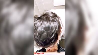 Andrea troia di Pesaro succhia cazzo al bagno pubblico