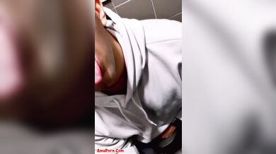 Andrea troia di Pesaro succhia cazzo al bagno pubblico