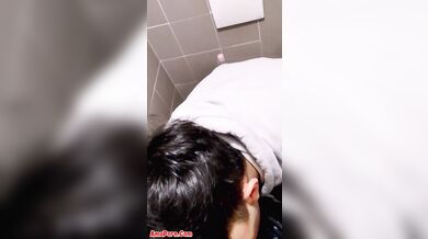 Andrea troia di Pesaro succhia cazzo al bagno pubblico