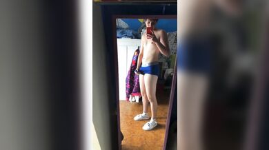 Si mena il cazzo duro come il marmo per l'amichetto di Grindr