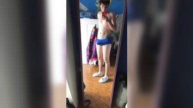 Si mena il cazzo duro come il marmo per l'amichetto di Grindr