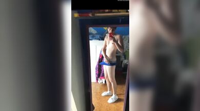 Si mena il cazzo duro come il marmo per l'amichetto di Grindr