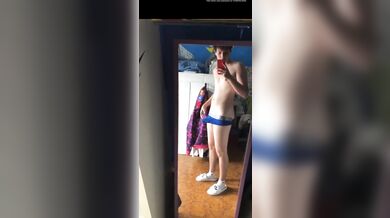 Si mena il cazzo duro come il marmo per l'amichetto di Grindr