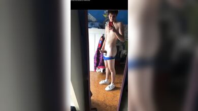 Si mena il cazzo duro come il marmo per l'amichetto di Grindr