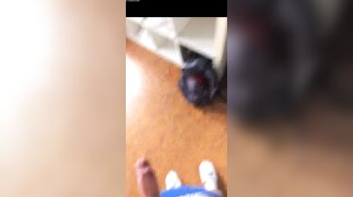 Si mena il cazzo duro come il marmo per l'amichetto di Grindr