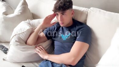 Sesso gay col vicino di caso che è rimasto chiuso fuori