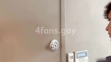 Sesso gay col vicino di caso che è rimasto chiuso fuori