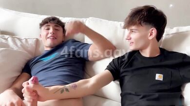 Sesso gay col vicino di caso che è rimasto chiuso fuori