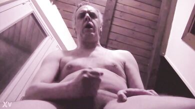 VIDEO ASSURDO - Ciccione italiano gode come un pazzo sborrando 2 volte di fila dal piccolo cazzo moscio e peloso!