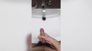 Giovane ragazzo si sega e sborra in bagno