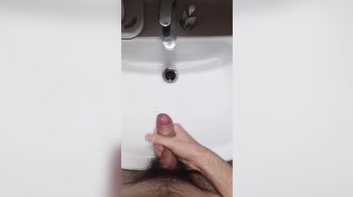 Giovane ragazzo si sega e sborra in bagno