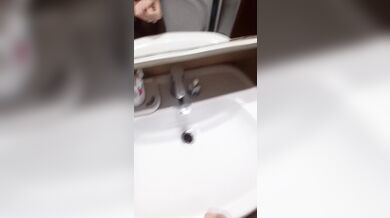 Giovane ragazzo si sega e sborra in bagno