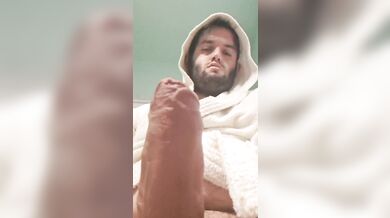 Muovo il mio enorme cazzo senza toccarlo