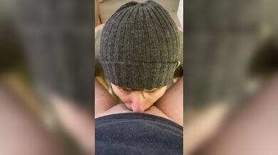 Ragazzo gay goloso di minchia tiene un cazzo enorme in bocca