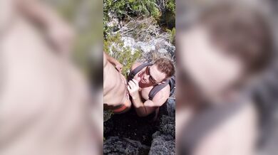 In gita al lago due ragazzi gay trentenni si segano e si succhiano il cazzo