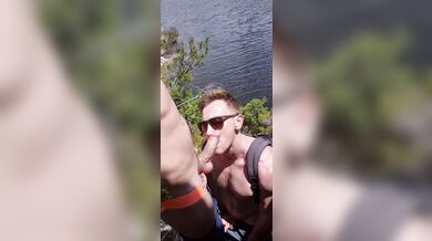 In gita al lago due ragazzi gay trentenni si segano e si succhiano il cazzo