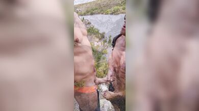 In gita al lago due ragazzi gay trentenni si segano e si succhiano il cazzo