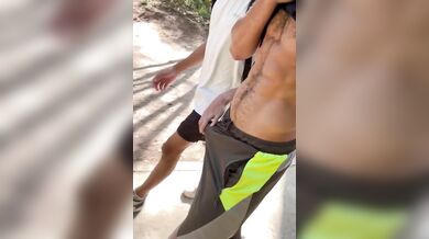 Cammina per strada col cazzo duro che si vede nei pantaloni