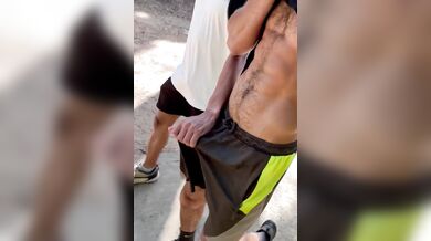 Cammina per strada col cazzo duro che si vede nei pantaloni