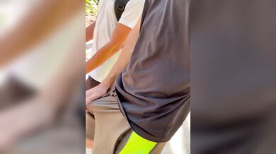 Cammina per strada col cazzo duro che si vede nei pantaloni