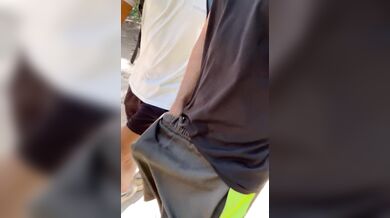 Cammina per strada col cazzo duro che si vede nei pantaloni