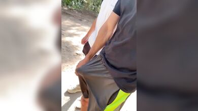 Cammina per strada col cazzo duro che si vede nei pantaloni