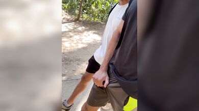 Cammina per strada col cazzo duro che si vede nei pantaloni