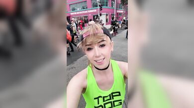 Femboy Esibizionista Flash Cazzo Nudo in Pubblico All'Aperto