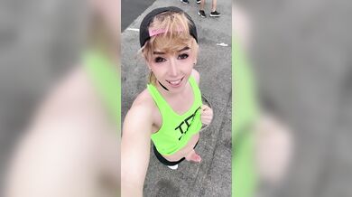 Femboy Esibizionista Flash Cazzo Nudo in Pubblico All'Aperto