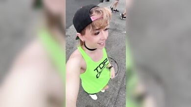 Femboy Esibizionista Flash Cazzo Nudo in Pubblico All'Aperto