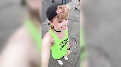 Femboy Esibizionista Flash Cazzo Nudo in Pubblico All'Aperto