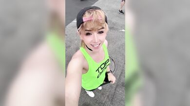 Femboy Esibizionista Flash Cazzo Nudo in Pubblico All'Aperto