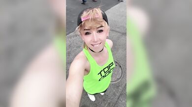 Femboy Esibizionista Flash Cazzo Nudo in Pubblico All'Aperto