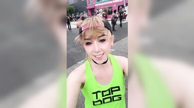 Femboy Esibizionista Flash Cazzo Nudo in Pubblico All'Aperto