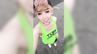 Femboy Esibizionista Flash Cazzo Nudo in Pubblico All'Aperto