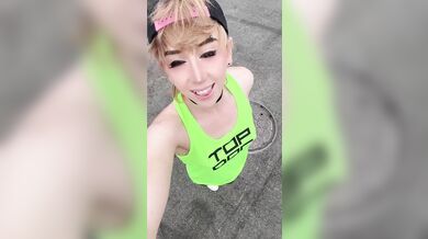 Femboy Esibizionista Flash Cazzo Nudo in Pubblico All'Aperto