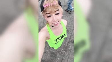 Femboy Esibizionista Flash Cazzo Nudo in Pubblico All'Aperto