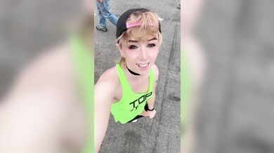 Femboy Esibizionista Flash Cazzo Nudo in Pubblico All'Aperto