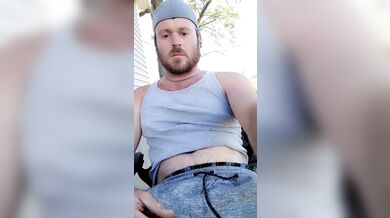 Papi Dominante si Sega il Cazzo All'Aperto in Primo Piano